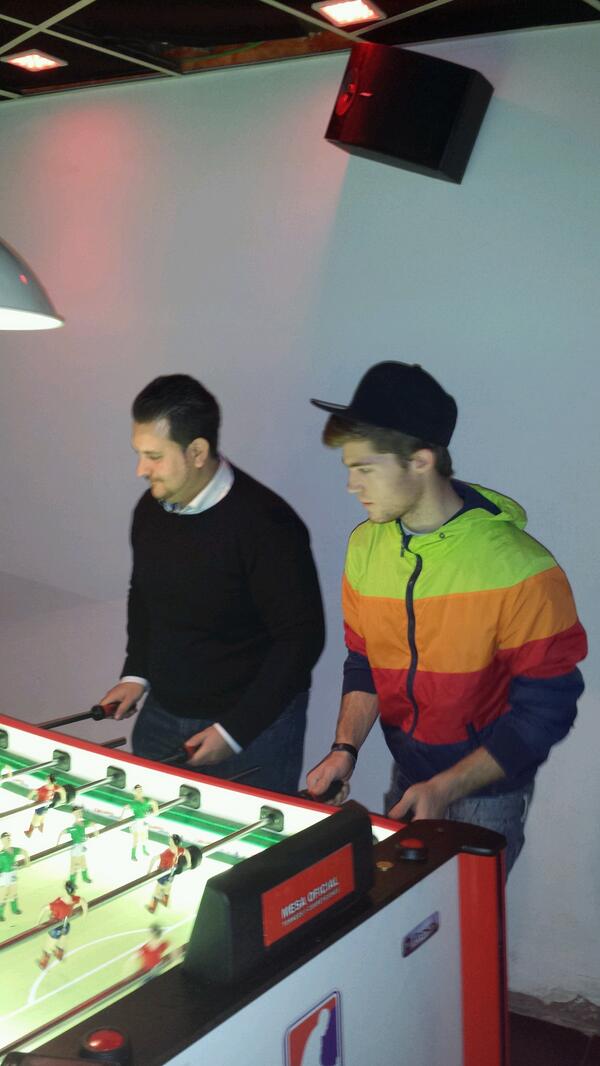 AguedaSnchez's tweet photo. @jjlay84 @AlbusBrian en @CafeMarivan machacando al personal😈 http://t.co/SDfoYpVlja
