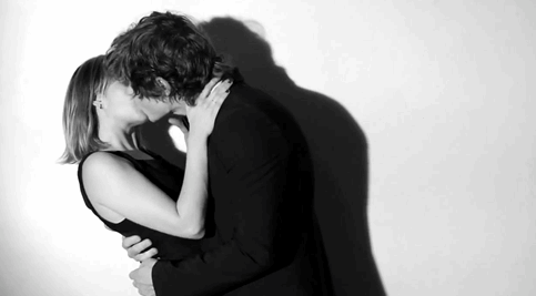 AHStory's tweet photo. Congratulations to Evan Peters and Emma Roberts on their engagement! http://t.co/1wvHqHTHFE