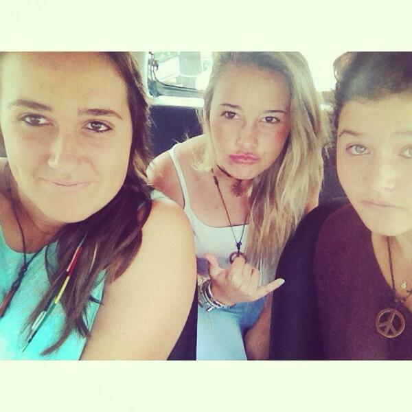 ashleighsamuels's tweet photo. Good day with the daisies 🐰 http://t.co/xLgbpewqVU
