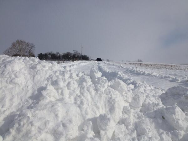 angelaganote's tweet image. This is CR 600! 5 cars stuck here. #countryproblems
