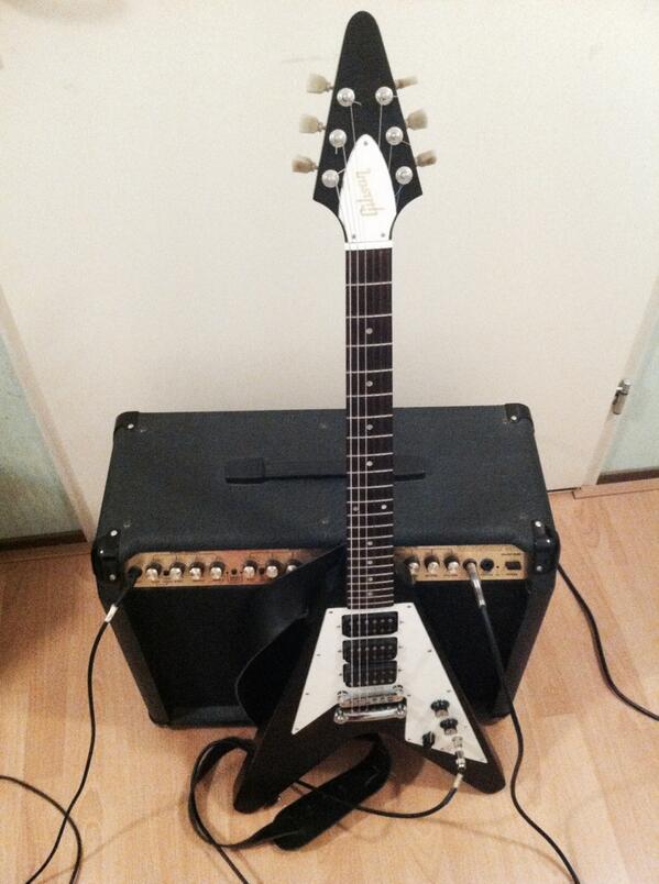 chapter9s's tweet photo. First demo recording of 2014! Of course nót without the Mighty V! @gibsonguitar http://t.co/0wt01Txw8i
