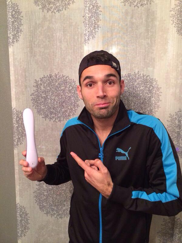 barral23's tweet photo. Que raro el nuevo mando de la Wii que me ha regalado mi mujer !! http://t.co/eTIi7WRH5c