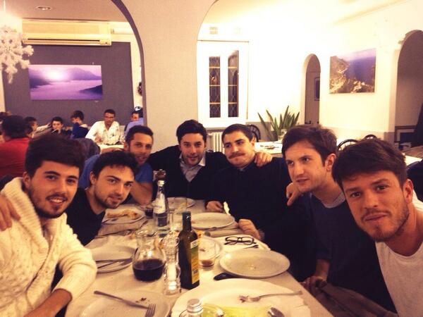 federebecchi1's tweet photo. @federebecchi1: Cenado con mis amigos @MRubanu @simofino89 @Pasto_Matteo @F_Galetti_88 @Roxys99 http://t.co/gpQADNZ0l7