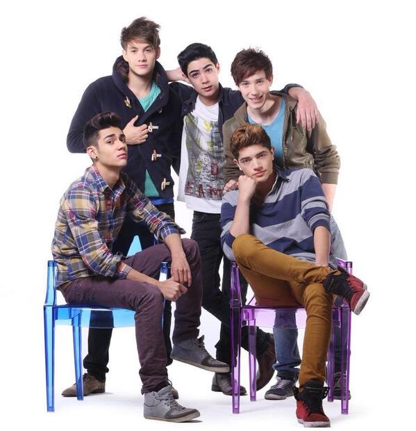 Somos_PopTeen's tweet photo. Gracias a @GalElTriunfo por prestarnos estas lindas sillas para la sesión de fotos con @somosCD9 http://t.co/P1ACJass72
