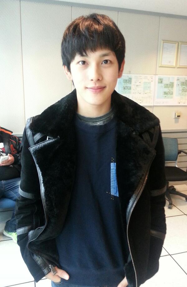 Cinetown's tweet image. 2014 신년특집! 이 사람을 주목하라! 800만을 돌파한 화제작! 영화 &amp;lt;변호인&amp;gt;의 배우 임시완씨와 함께 합니다. 생방송 보라로 진행 중이니, 지금 함께 해주세요♥