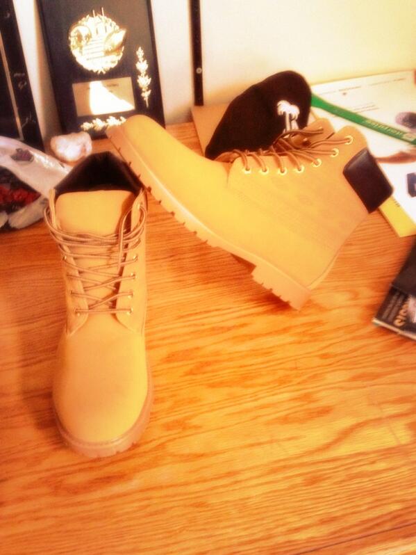 ThaCaptainKirk's tweet image. Aww moms hooked it up wit the fimberlands #welcometothefamily ##26 #bootgame