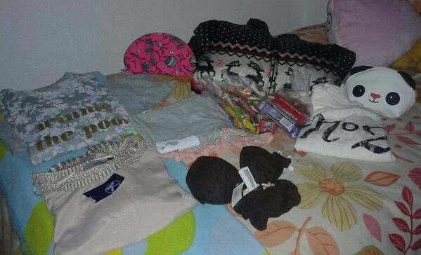 YaraEsa's tweet photo. Mis regalitos y mi movil que falta. Que buena e sio este año jajaja http://t.co/FjURxite7P