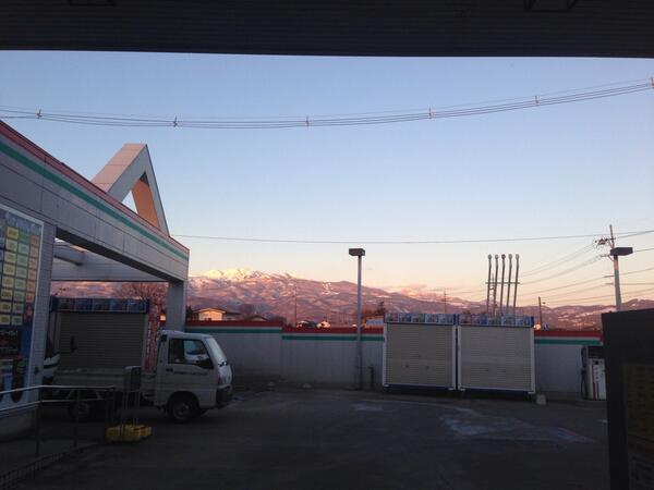 janodaminami's tweet photo. おそめですが、あけましておめでとうございます(^^)！
連日の寒さで風邪ひいたりしてませんか？
僕は朝から山見てボード行きたくてうずうずしてます^ ^
今日も一日がんばりましょう！ http://t.co/FsUMrxGeyE