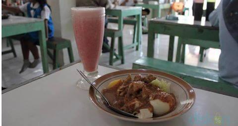 ari_raharjo's tweet photo. @SMA15_Semarang siomay &amp; batagor paling ena@k di alam semesta OUTLET( JL. MUGAS / kiri UNISBANK PANDANARAN SEMARANG) http://t.co/TL0HgWvXL1