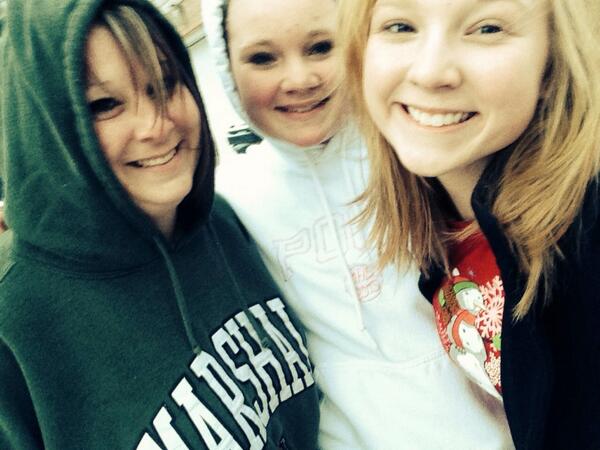 destini_33's tweet photo. Love my girls http://t.co/TMerh5SKLI