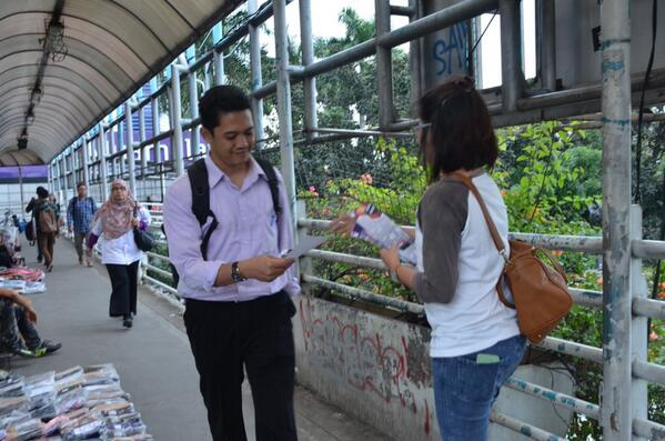 SmartPassenger's tweet photo. Ini salah satu foto saat team kita membagikan pamflet :) passengers ada yang bertemu atau melihat kegiatan kami ngga http://t.co/isVfY2uL51