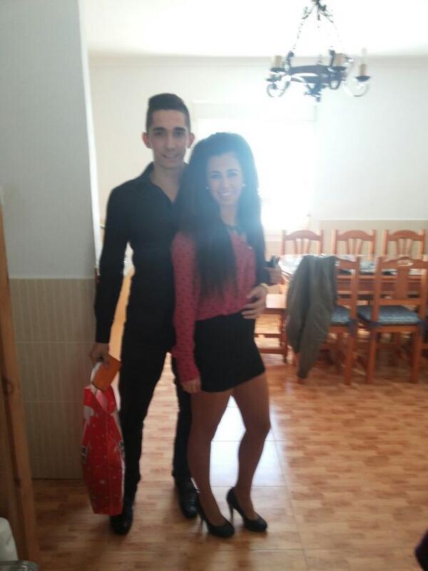 marymora8253's tweet photo. Mi preciosaaa ermanaa y mi cuñaoo antonioo jejejee qe guapo/a estais joee eso sera porq la foto la ice yoo jejeje http://t.co/Ag7Z68QX8w