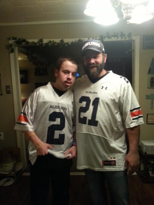 asonj74's tweet photo. @TreMason21 @CameronNewton me and my boy ready for them tigers to bring it home #WarEagle #wareagle4life http://t.co/xWS9lf0jhB