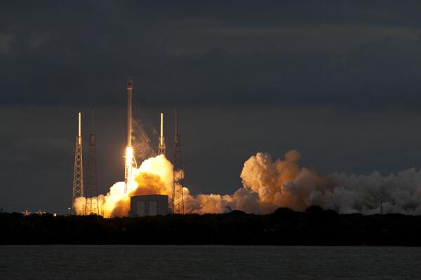 Intervidia's tweet image. ESP @SpaceX: DESPEGUE del cohete Falcon 9 d SpaceX llevando satélite THAICOM 6 a órbita d transferencia geosincrónica