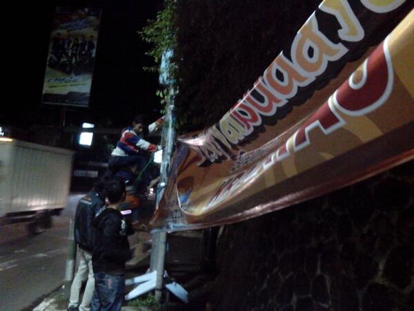 PFest2014's tweet photo. H-5 pemasangan spanduk spanduk di beberapa titik #festivalbudaypoltek  #teamwork http://t.co/Hi0xnmHxVa