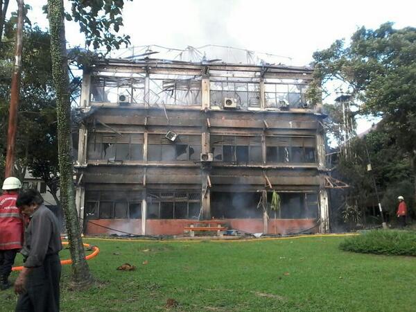 UI_2013's tweet photo. Api berhasil dipadamkan http://t.co/tpoezhSrmL