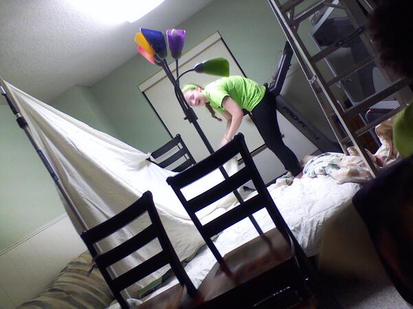 Madilyn_Maguire's tweet image. She is trying so hard...aahahah. #makingafort #notworking