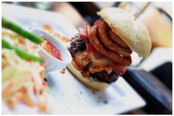 Huisgemaakte BBQ- Bacon Burger....        of een Funky, Frenzie, Veggie of Indian...
binnenkort ook Chili en Chicken