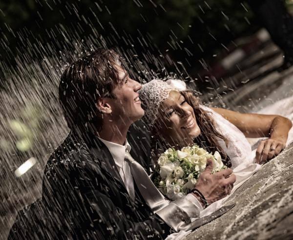 WhiteAzalea_com's tweet photo. Make full use of the weather on your big day even it is rainy http://t.co/SX67wDBmnI