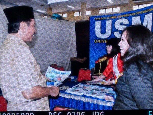 Wiiih, booth @twitUSM kedatengan Bupati Rembang nih di Balai Kartini.. Ada yang lagi di sini????