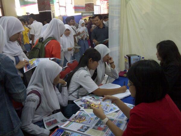 Booth @twitUSM rameee banget dikunjungi sama adek adek SMA se Kota Rembang :)) Serius amat mukanya :p