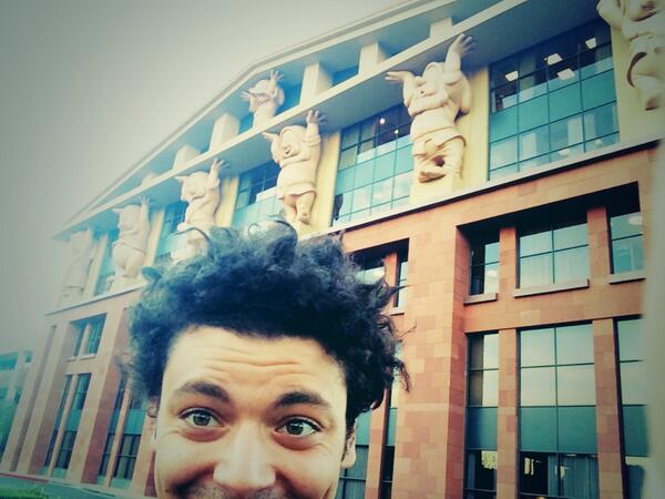 kevadamsss's tweet photo. Je sors de DisneyStudio et vous me croyez vous me croyez pas et bah c'est les 7nains qui portent leurs building! ;-) http://t.co/96vDDir9kr