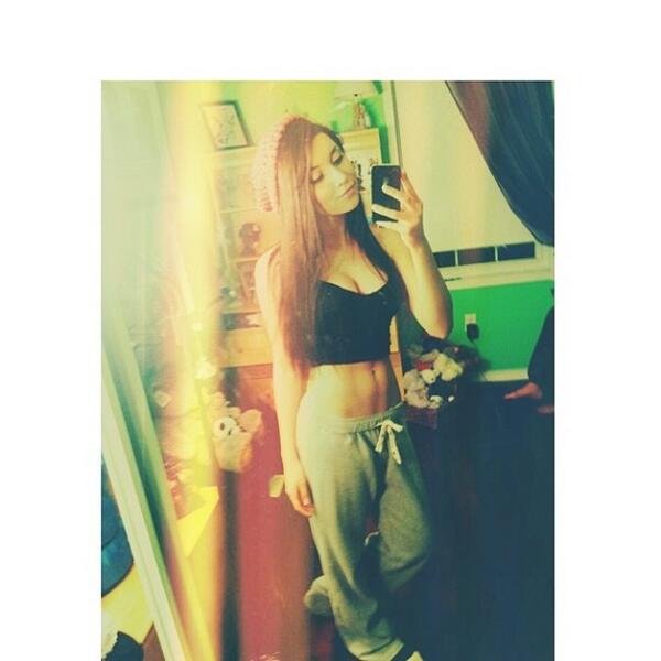 KaylaPhillips__'s tweet photo. sweats kinda day. http://t.co/ZdGxfN8KO7