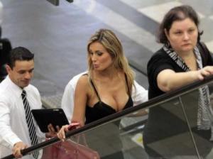 young_577893108's tweet photo. sexy #beautiful #caught #awesome #blonde #public #cleavage #hot #bigtits #perfect #sexy http://t.co/QcZL81pxCm http://t.co/2CyhT79I1P