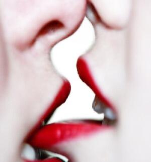 Green55Parker's tweet photo. lipbiting #sexy #lipbiting #tele #lipstick http://t.co/u5www8DE3a http://t.co/NL5lJODfmV