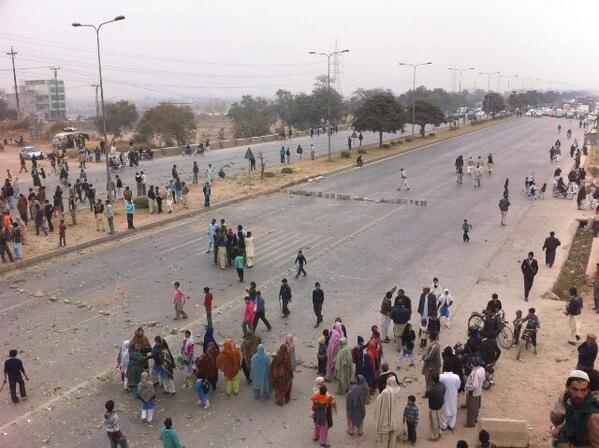 Habib_Malik's tweet photo. I think we may witness more of these scenes in #Pakistan during 2014. #powercuts #gascuts #fuelcuts http://t.co/RLzAnLh2bG