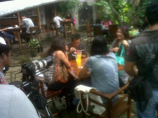ivan_badox's tweet photo. Last day shoot Bioskop Indonesia Transtv &amp;quot;Cindi,Rilla&amp;amp;Guci Begindang&amp;quot; with RK23 at Cafe Sembunyi http://t.co/PiPJE1rEcp