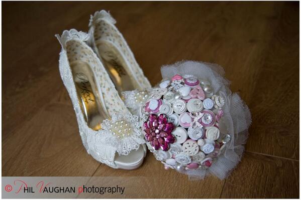 iheartbuttonsuk's tweet photo. Gorgeous photo from my button bride #buttonbouquet #justengaged #fifities #wedding #vintage #buttons #iheartbuttons http://t.co/5Je21Gi4UT