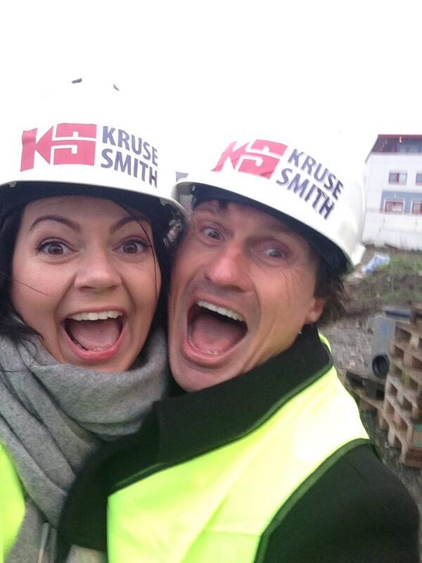 #selfie med <a href="/petterstordalen/">Petter A. Stordalen</a> som tar i et tak på bygge plass for nytt #hotell på #utsola