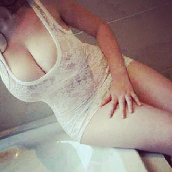 AooGlx's tweet photo. داخله الحمام بتروش 
#سوسو #سكس #سكسيه #بتروش#بنوته#ممحونه# http://t.co/ouZvW1ZRiO