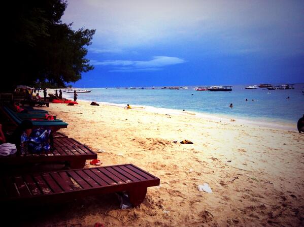 Musafir07's tweet photo. Pantai digili trawangan, pantai yang bagus, tapi sewaktu saya snorkling utk karang nya kurang byk http://t.co/LA5KoCDoBe