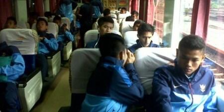 dody_081080's tweet photo. RT @kompascom: Jaga Kesederhanaan, Pemain Timnas U-19 Naik KA ke Jogja  http://t.co/v9mxnpth94 http://t.co/rv0ZPeDWCP