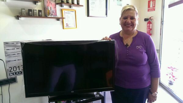 dexageraos's tweet photo. Oleeeeee!!! Nuestra primera ganadora del sorteo del niño de la tele de 32". Enhorabuena Maribel!! Disfrutalaaa!!! http://t.co/6Y8vmvyQ3G