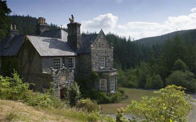 Countrylifeprop's tweet photo. This romantic Welsh country house has woodland and lies in the Snowdonia National Park: http://t.co/18h2LjsgG3 http://t.co/I1oLx9DTi9