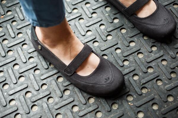 MOZOShoes's tweet image. Fit for any environment, the Fab flat fashioned in waxed canvas combines style and function bit.ly/1cO409n