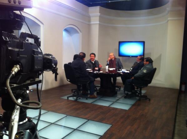 NvaIzquierdaSLP's tweet photo. @Navarretecarlos  En el programa Usted en canal 13 http://t.co/a7bME1bIF5