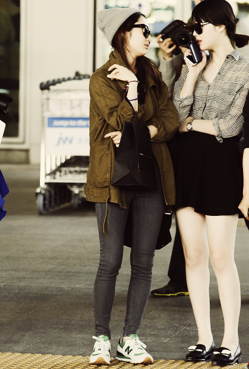 C94Sulli's tweet photo. Minhas pernas são brancas, uhm. ♡ http://t.co/p1v76BF46w
