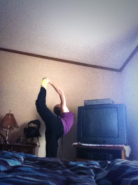 LilLevault's tweet photo. Been working on my stretches! http://t.co/exSZLZIcxU