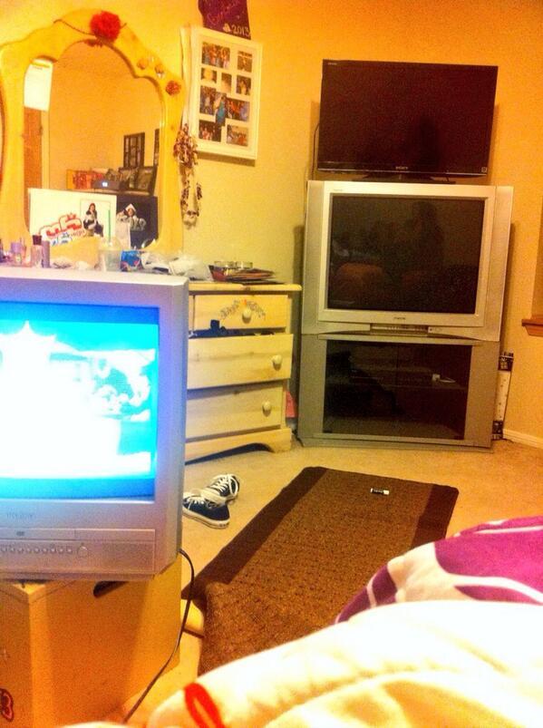 BabySahh's tweet image. First world problems. #3tvs  😂 @CMiliotti