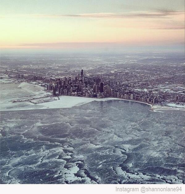 FlorianP123's tweet photo. Non ce n'est pas un extrait du film "Le Jour d'après", il s'agit de Chicago "glacé" par un froid polaire ! http://t.co/Eu5AjYsTiH