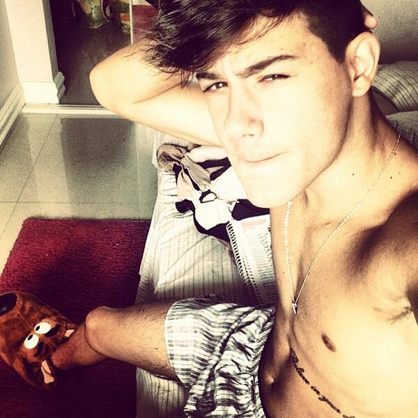 eae_guilhermee's tweet photo. pois é eu gosto de usar pantufas ! http://t.co/wr5DYaBWmG