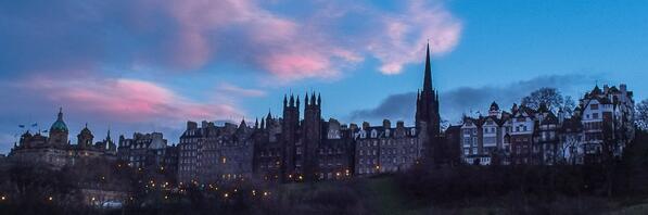 TheChaoticScot's tweet photo. Candy floss clouds hang over Lawnmarket's skyline #ScotSnaps #Edinburgh #blogmanay http://t.co/TK2fe0tNg1