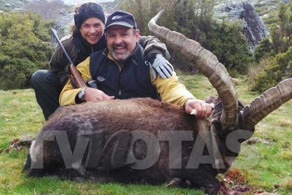 LauraDelTuiter's tweet photo. ¡Pobre Lucerito! La prensa la obligó a despedir a su guarura, así que ella aprendió a defenderse sola. #LuceroAsesina http://t.co/ztg7CiJeT3