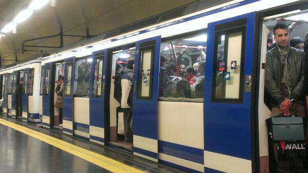 vick_ro's tweet image. #metroMadrid #hijosdeputa que #pagamos un #abonometro seguiréis #recortando ? No hay trabajo? #nohaytrabajo ....