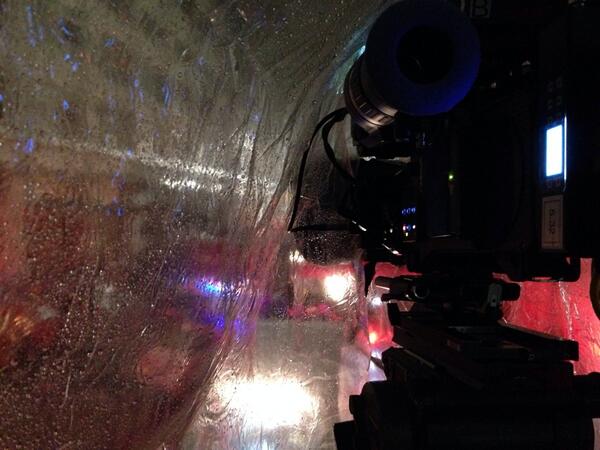 6x11 "UNDER FIRE" Post-ep Tweets & BTS pics - Page 2 BdZjTCbCYAAUeKe