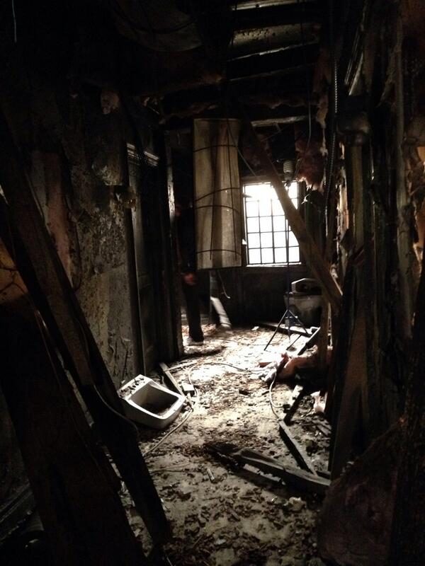 6x11 "UNDER FIRE" Post-ep Tweets & BTS pics - Page 2 BdZm4kjCQAAeV_F